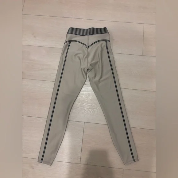 ALO Yoga Gray Leggings with Black Accents - Picture 2 of 2